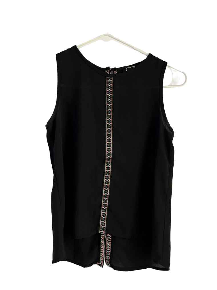 Camisa Negra Con Bordado Central Decorativo