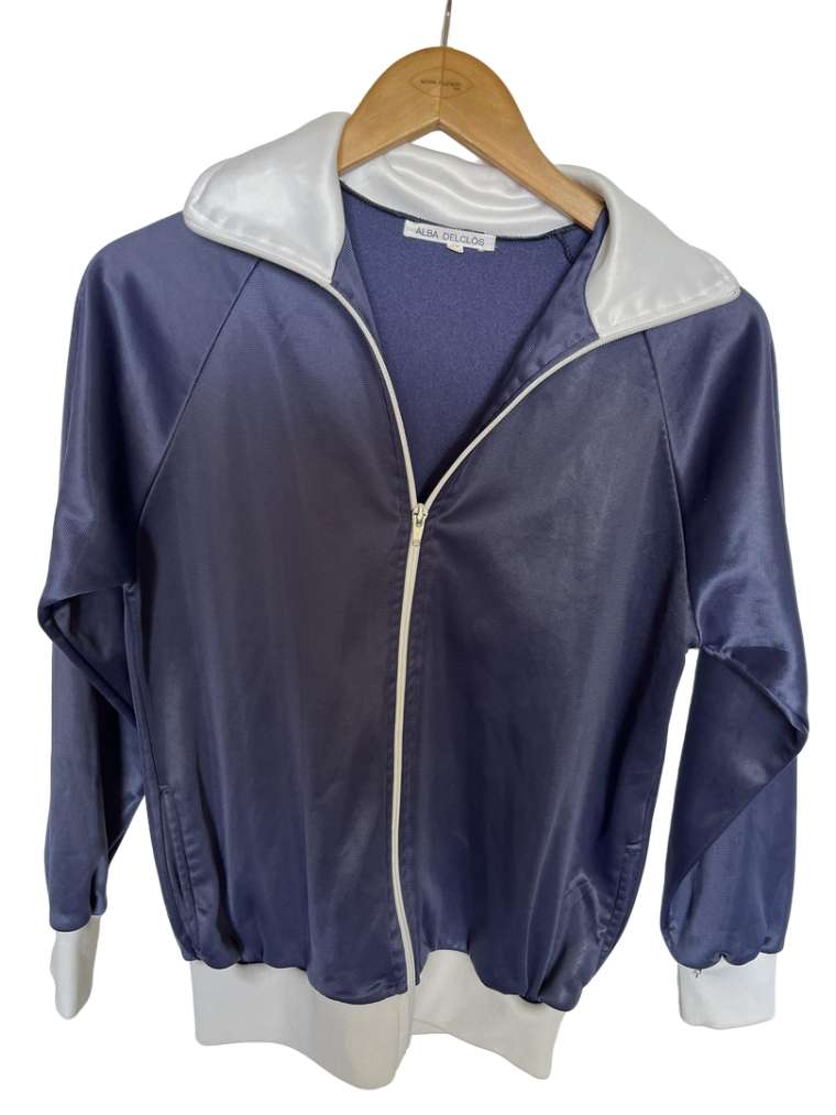 chaqueta deportiva azul (alba delclos)