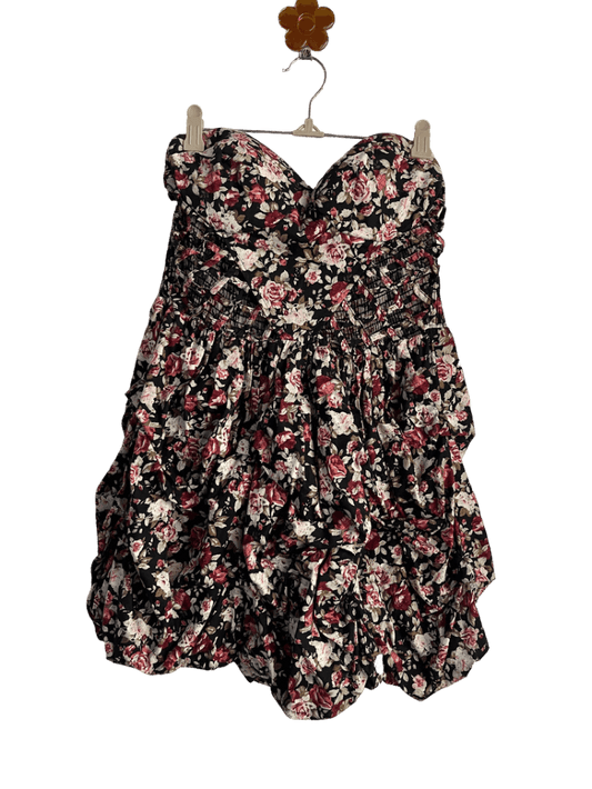 Vestido Corto Negro Con Estampado De Flores Marca Exotik