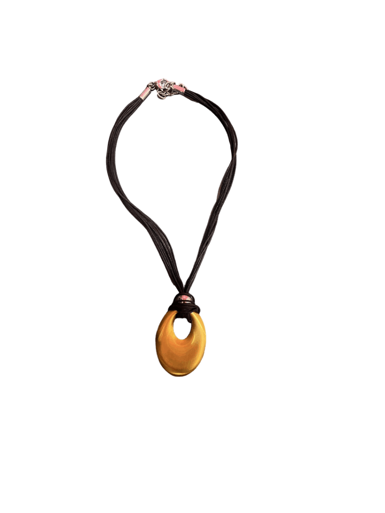 Collar Con Cuerito Y Dije Dorado