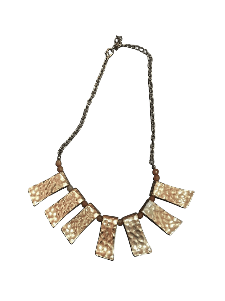 Collar Con Cuadros Dorados