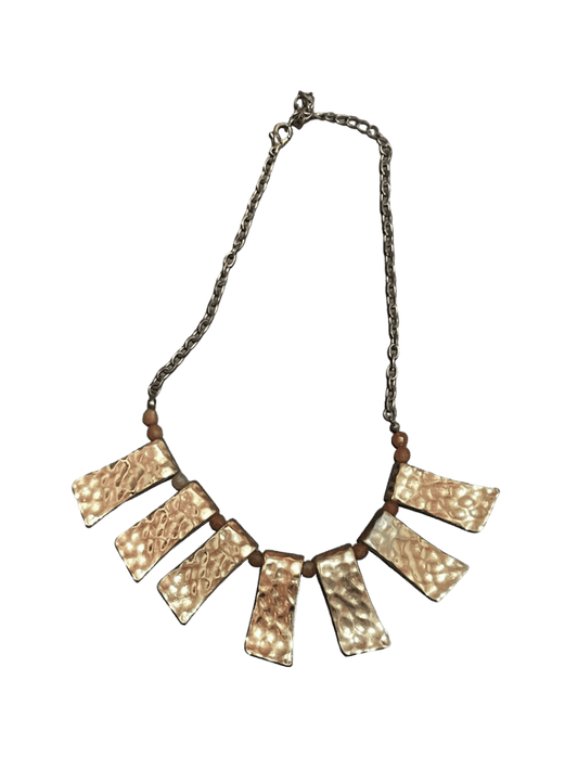 Collar Con Cuadros Dorados