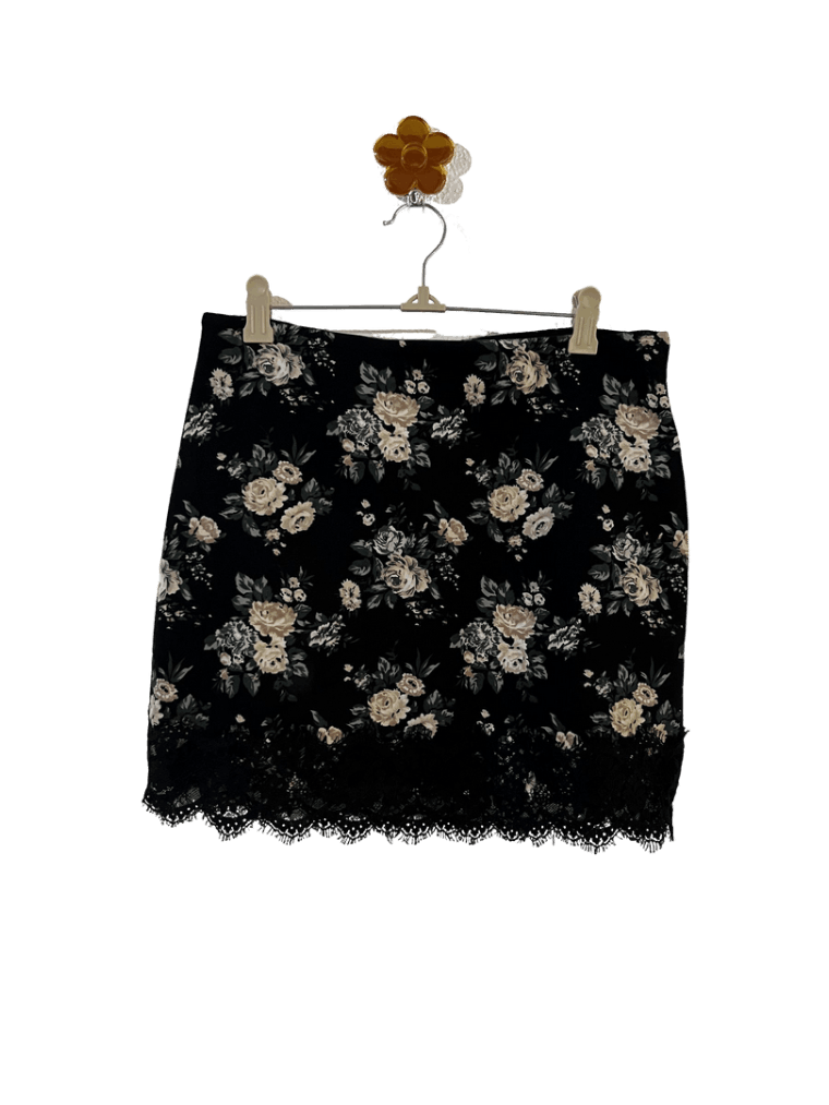Falda Floreada Con Encaje