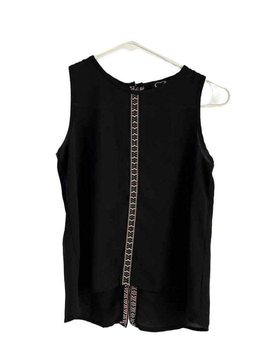 Camisa Negra Con Bordado Central Decorativo