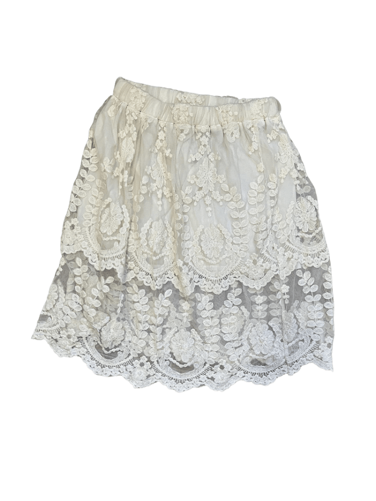 Falda Aishop Blanco Es una falda con encaje y piedritas en la parte inferior. Tiene su etiqueta