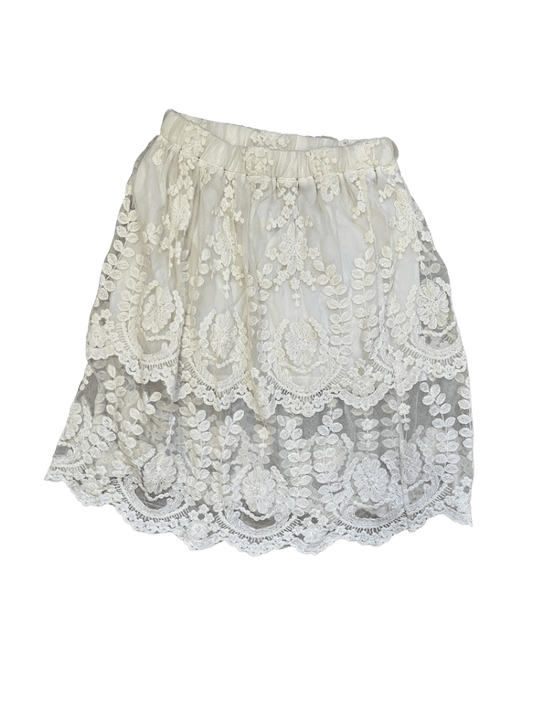 Falda Aishop Blanco Es una falda con encaje y piedritas en la parte inferior. Tiene su etiqueta