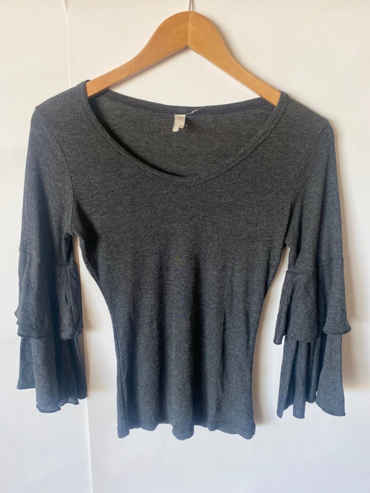 Blusa Gris Mangas Con Volantes